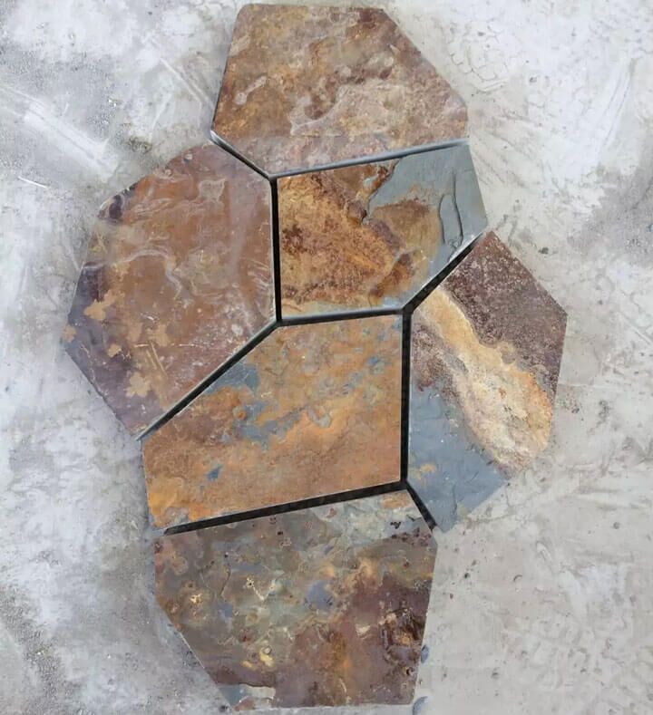 Roestige lei gekke bestrating fagstone Rusty slate crazy paving flagstone with textured surface