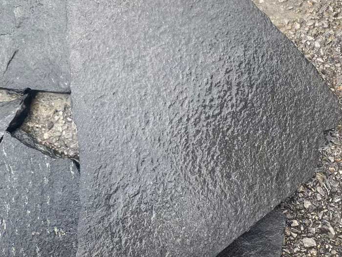 Black Quartzite Loose Stone Cladding Black quartzite free-form loose stone cladding for decorative walls