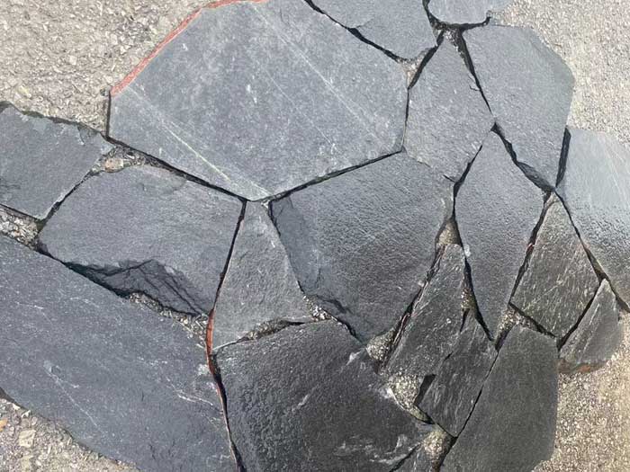 Black Quartzite Loose Stone Cladding Loose black quartzite stone cladding in a natural texture